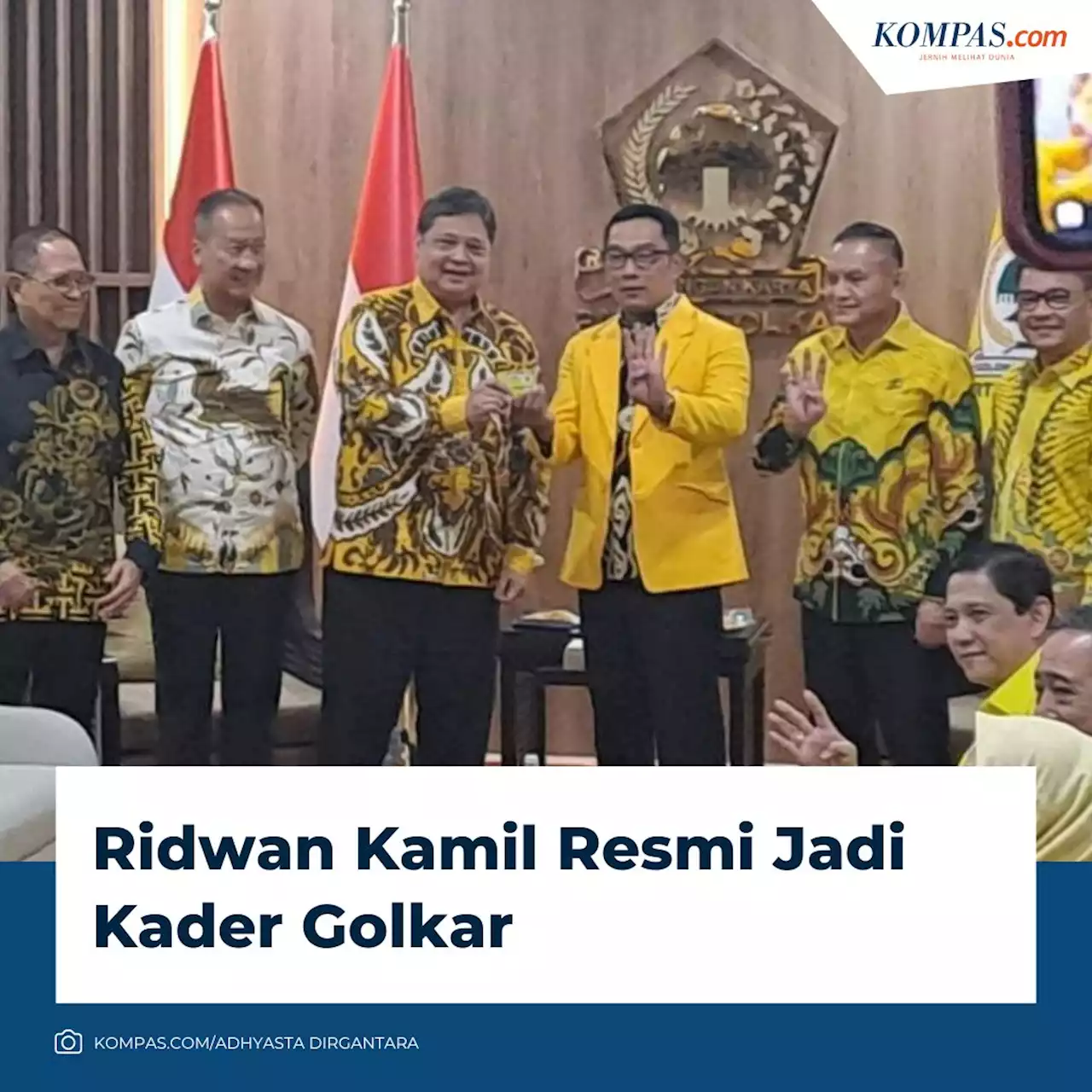 Airlangga Resmi Berikan Jas Kuning dan KTA Golkar ke Ridwan Kamil