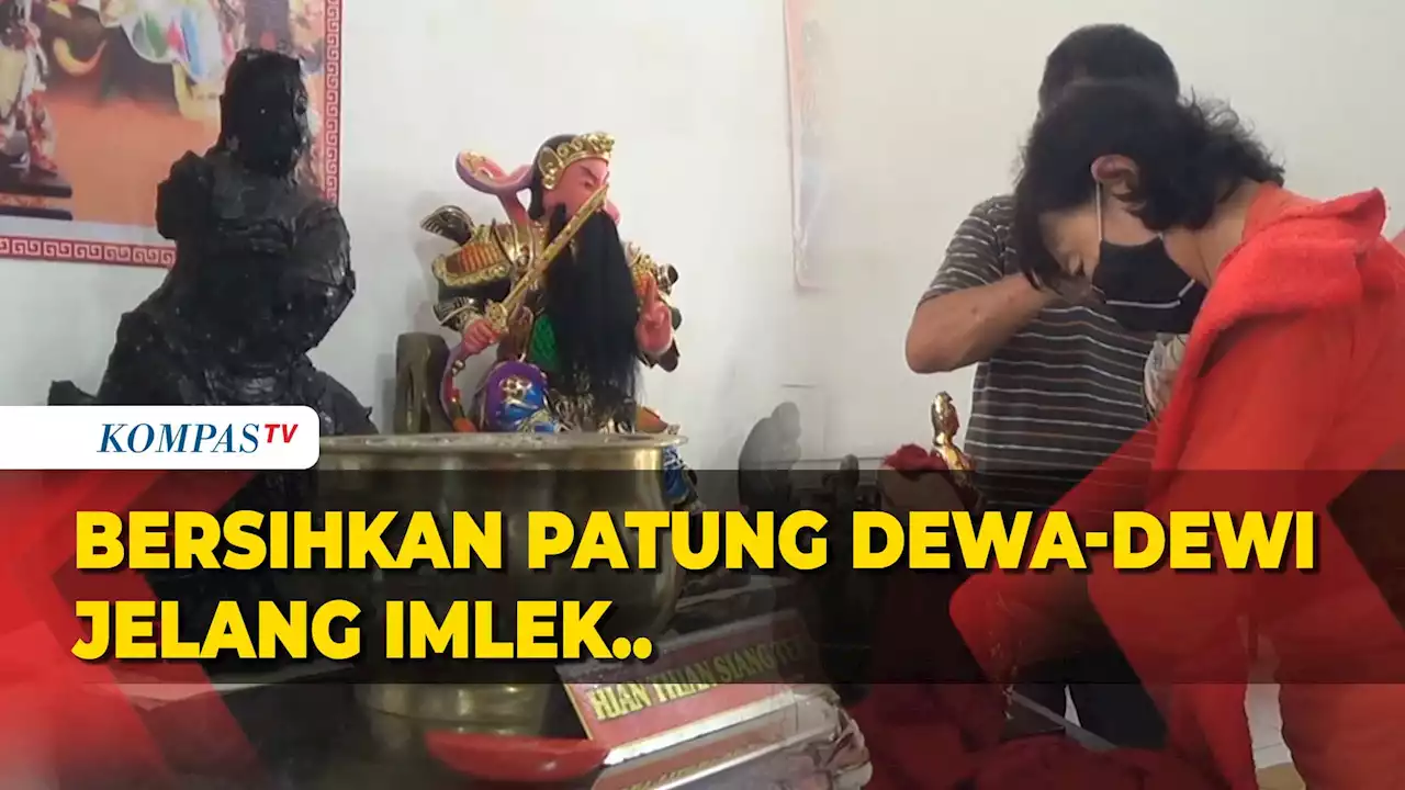 Jelang Imlek, Umat Konghucu di Blitar Lakukan Pembersihan Patung Dewa-dewi