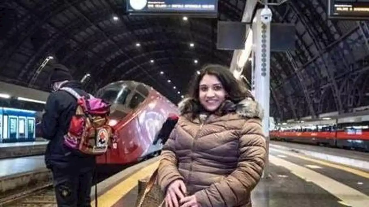 L’incredibile storia di Giuseppina, bidella pendolare da Napoli a Milano: “Meglio 700 chilometri di viaggio ogni giorno che un affitto vicino a scuola”