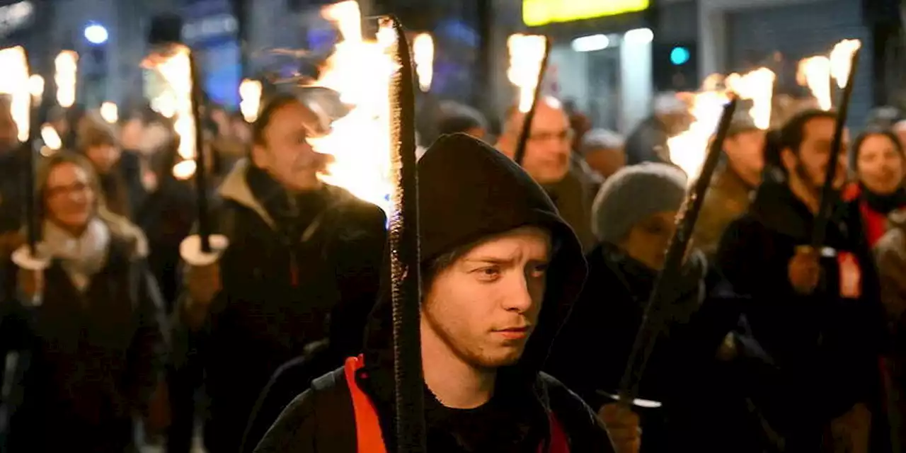 Retraites : la CGT organise une descente aux flambeaux à Marseille