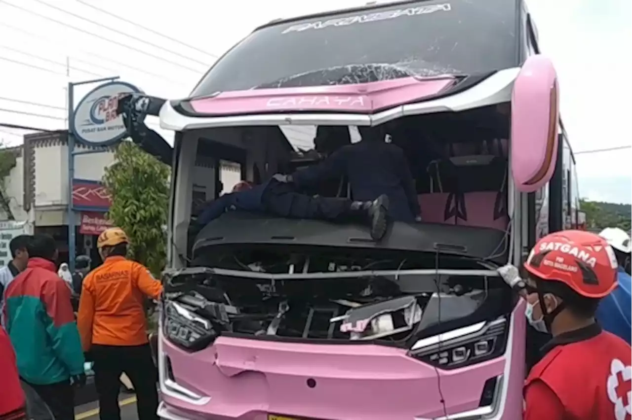 Bus Rombongan Peziarah Terlibat Kecelakaan Beruntun, Sopir Terjepit Kabin