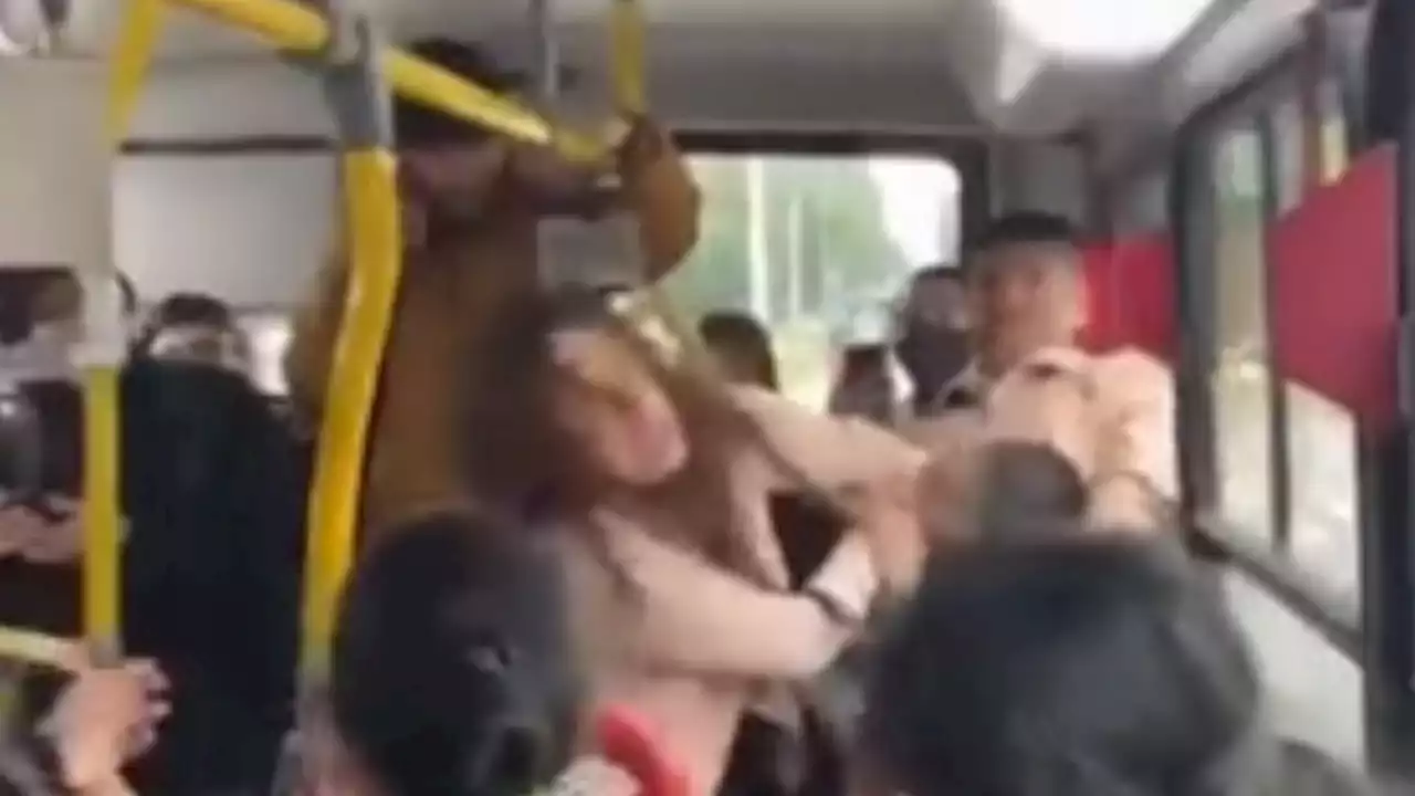 'Bájenla': pasajeras de Transmilenio se agarraron del pelo porque una no pagó el pasaje | Minuto30