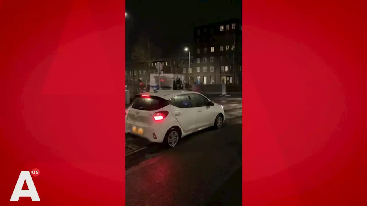 Drie auto's gestrand op trambaan op IJburg: 'Het is hier een bende'