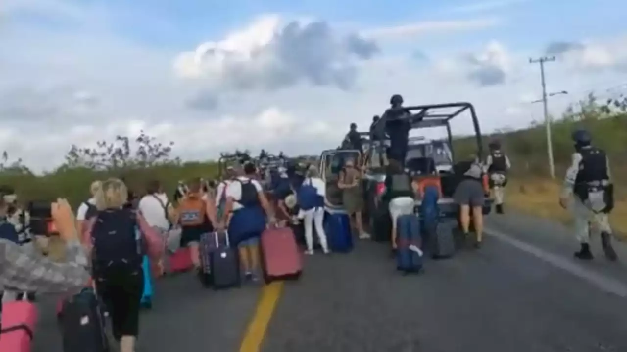 Niegan secuestro de turistas franceses en bloqueo carretero en Oaxaca