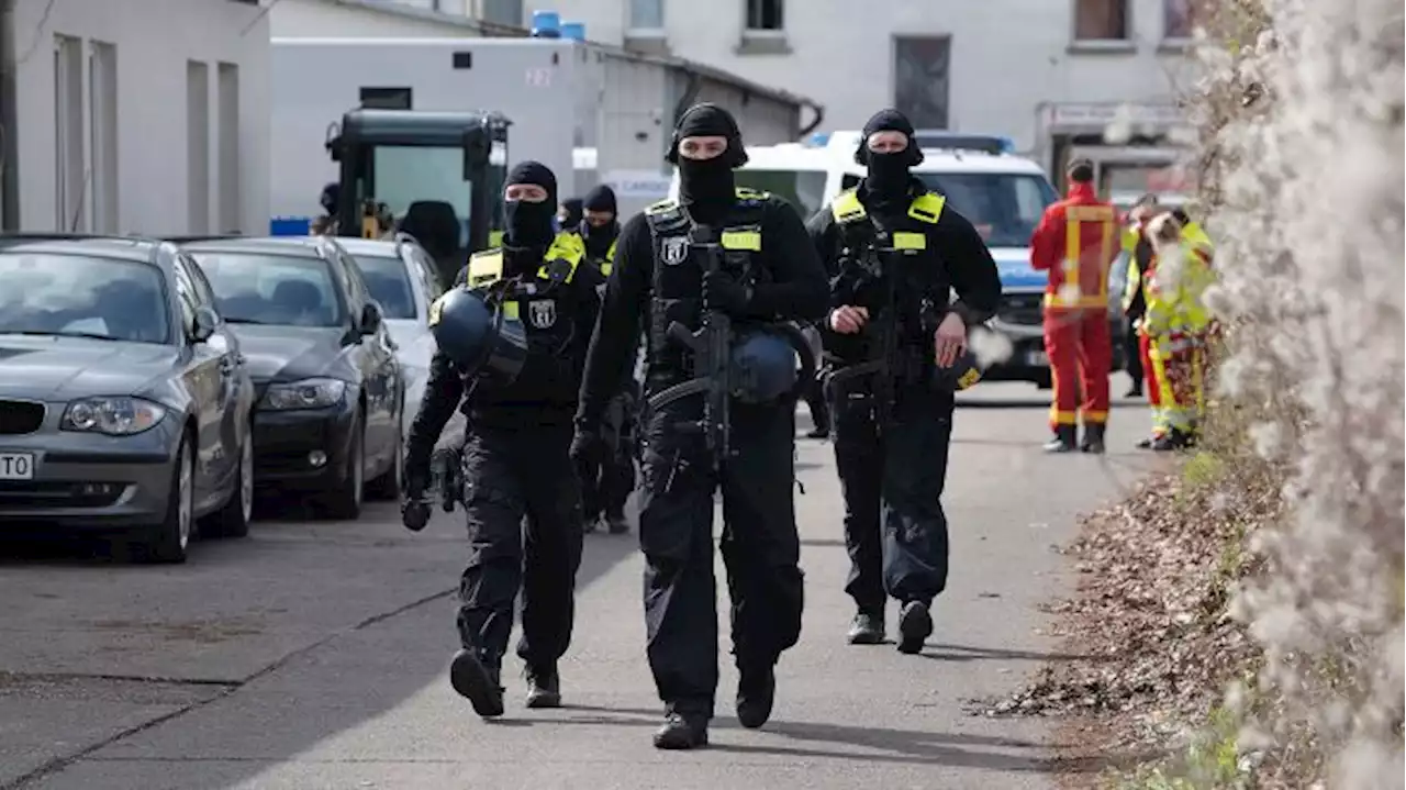 Polizei beschlagnahmt große Menge Drogen und 300.000 Euro