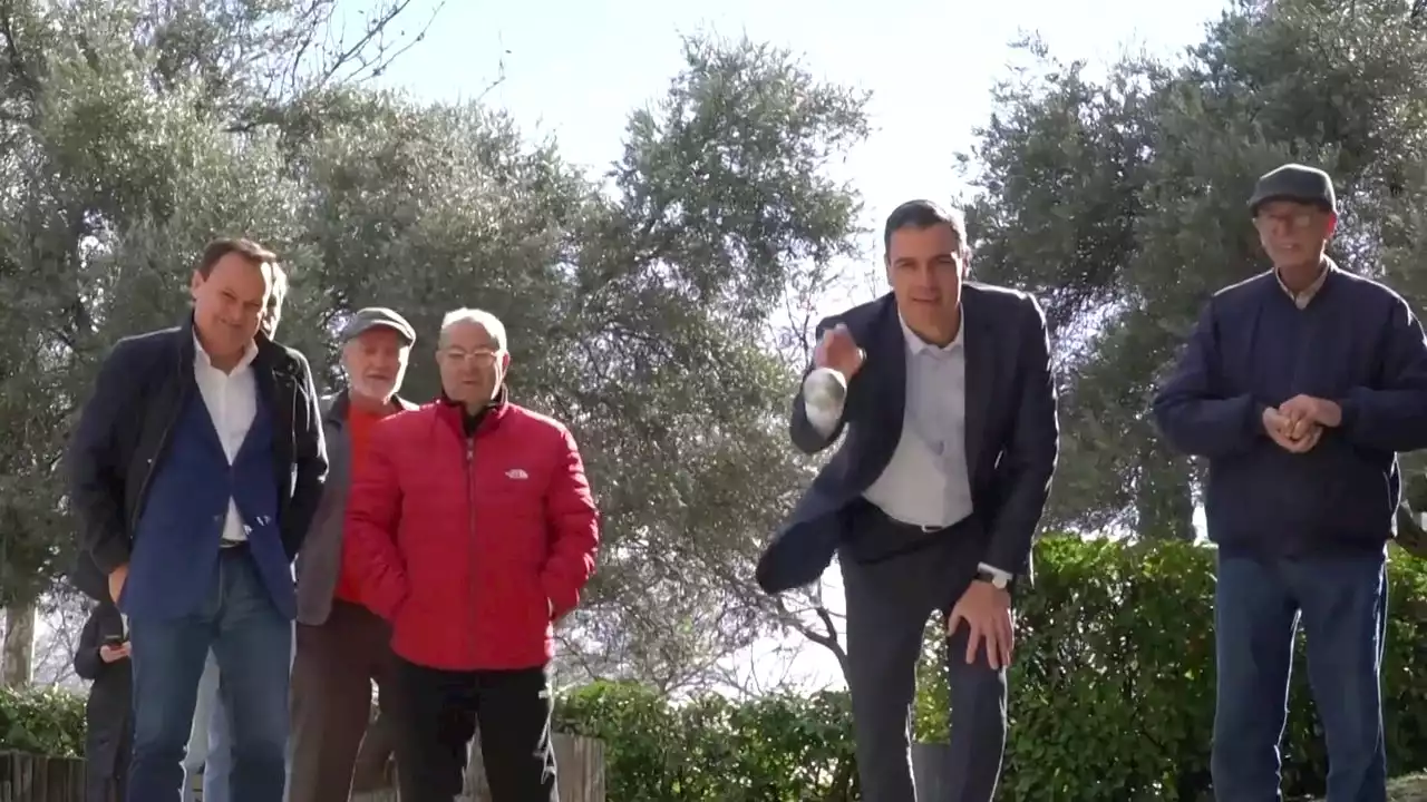 Pedro Sánchez se 'pasa' a la petanca: 'Es la suerte del principiante'