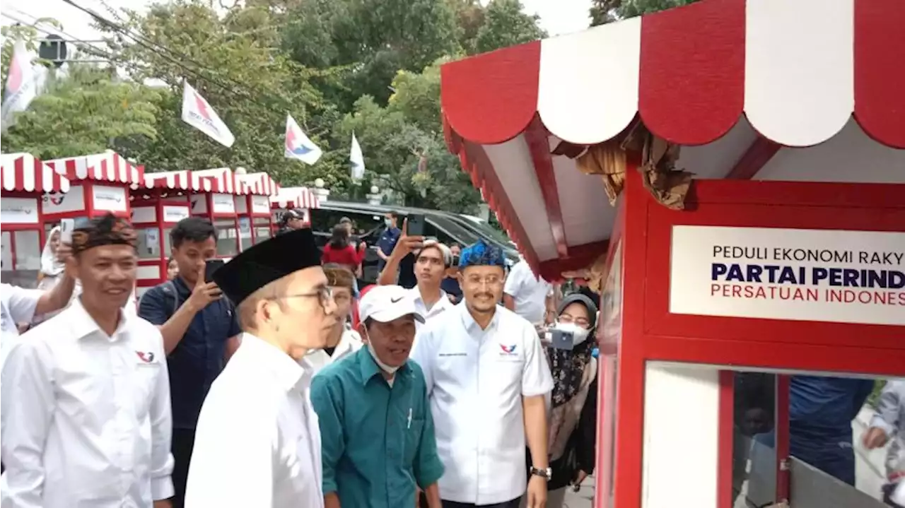 Perindo Bagikan Gerobak, Ferry: Ini Langkah Konkret Partai Naikkan Taraf Hidup Rakyat