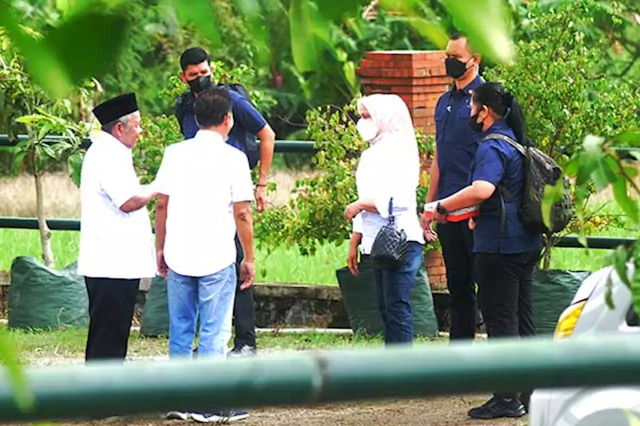 Kunjungi Kampung Dolanan Klaten, Iriana Main Tarik Tambang Bareng Anak TK