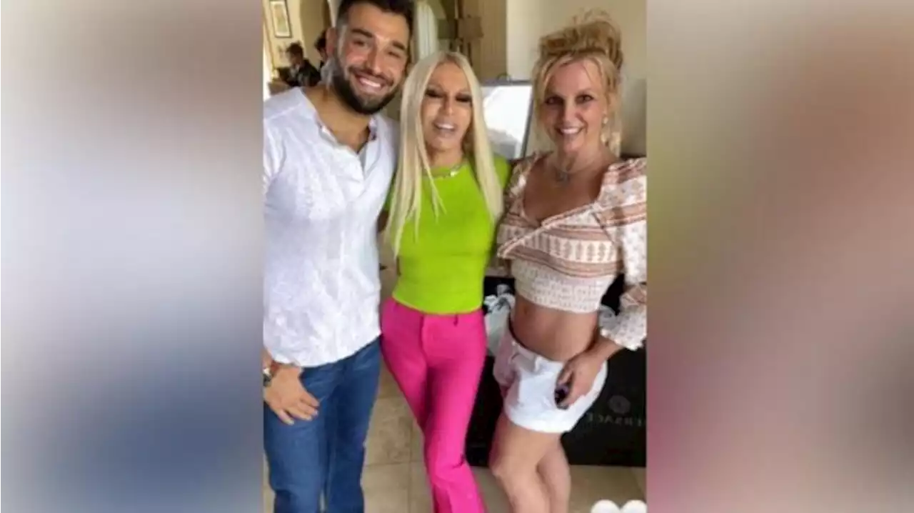 Cerita Donatella Versace Merancang Gaun Pengantin Britney Spears yang Dibuat 700 Jam