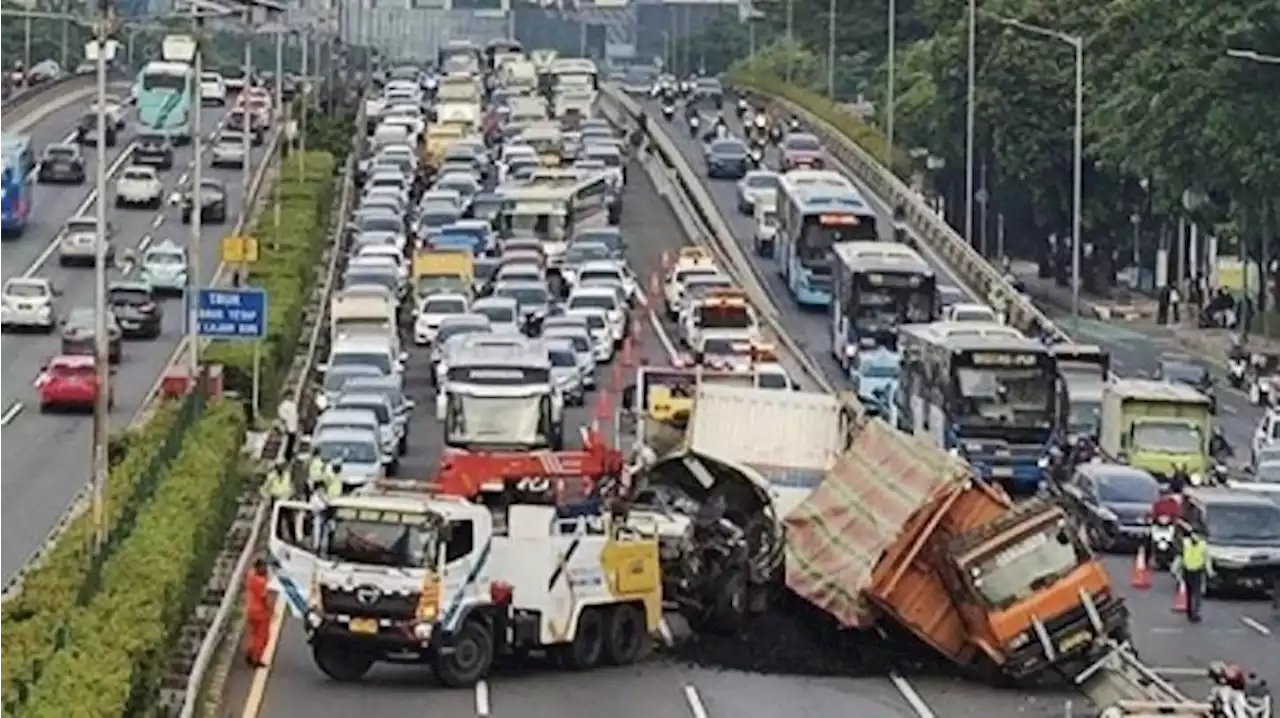 Kronologi Kecelakaan Truk di Jalan Tol Dalam Kota Jakarta yang Mengakibatkan Kemacetan