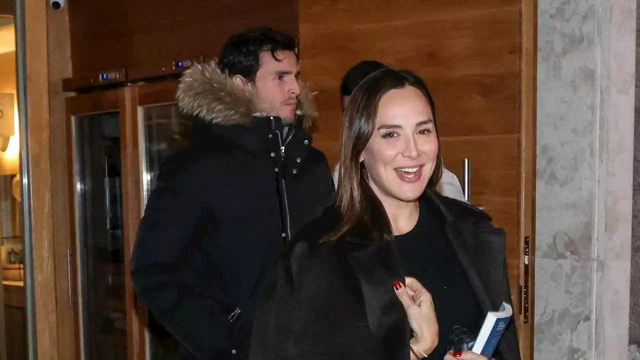 Tamara Falcó (vestida de negro) e Íñigo Onieva disfrutan de una cita romántica en uno de los restaurantes de moda en Madrid