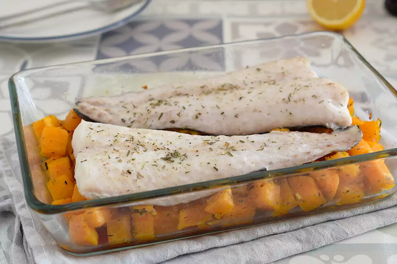 Merluza al horno con calabaza pochada provenzal: receta saludable la mar de fácil