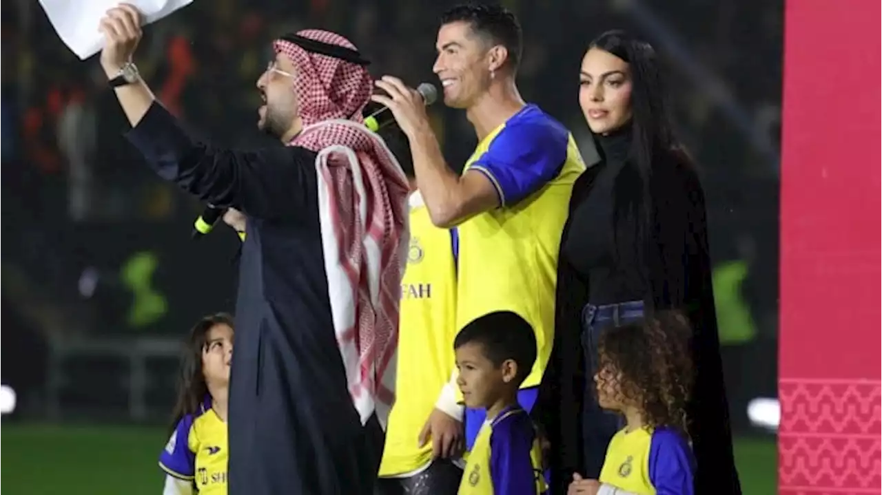 Picu Kontroversi Kumpul Kebo, Cristiano Ronaldo Pamer Kemesraan dengan Georgina di Arab Saudi