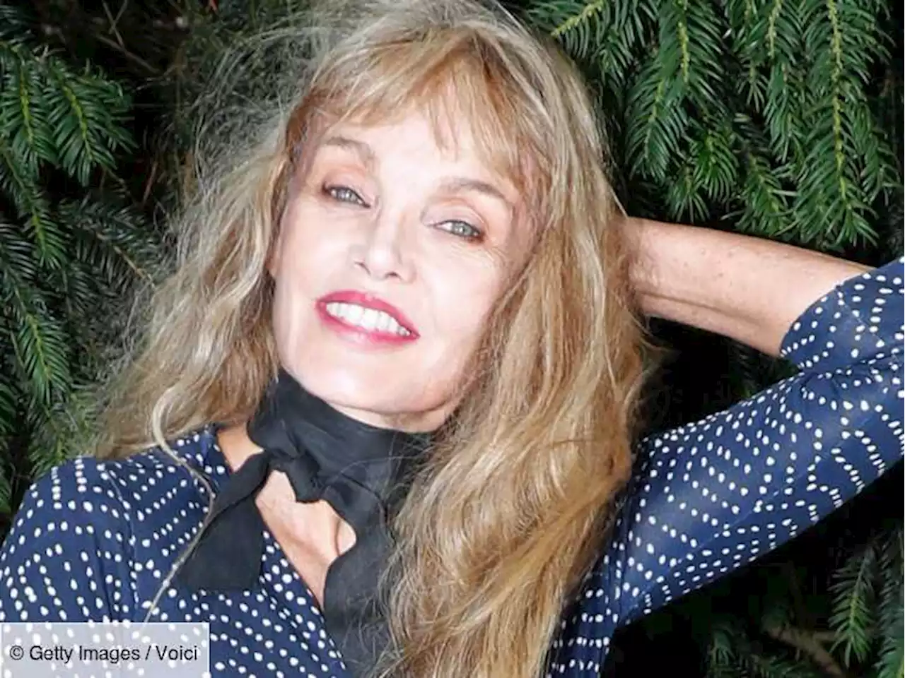 Arielle Dombasle : en mini jupe extra courte dans la neige, elle dévoile son look détonnant à l’Alpe d’Huez - Voici