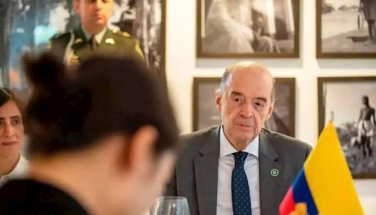 “No soy quien diga cómo debe vestirse la gente”: canciller Álvaro Leyva