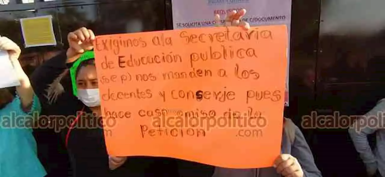 Con manifestación, exigen maestros e intendente para primaria de Córdoba