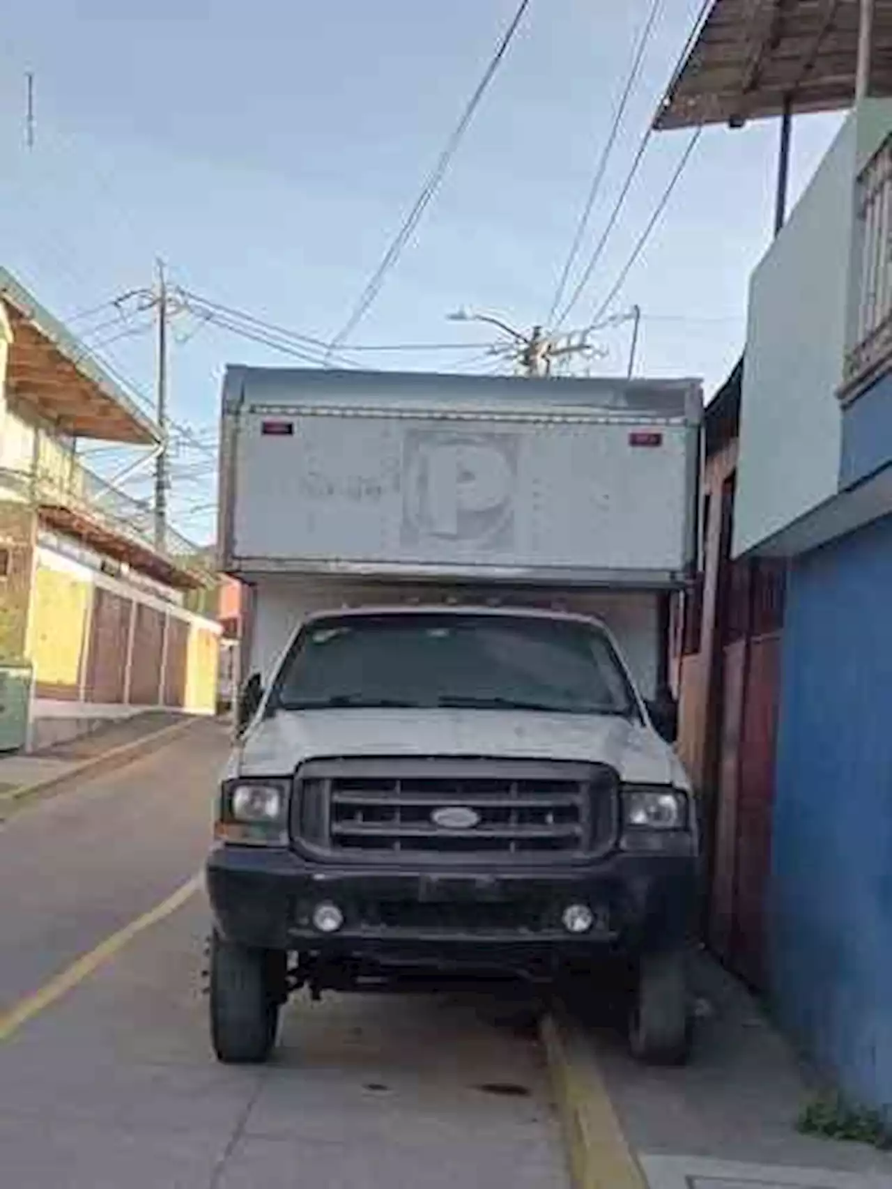 Denuncian camioneta estacionada sobre banqueta en colonia de Xalapa