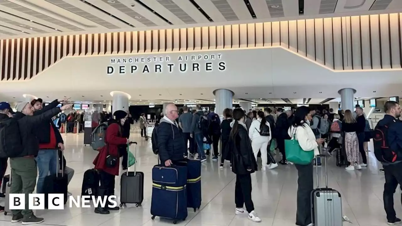 Heavy snow closes Manchester Airport runways