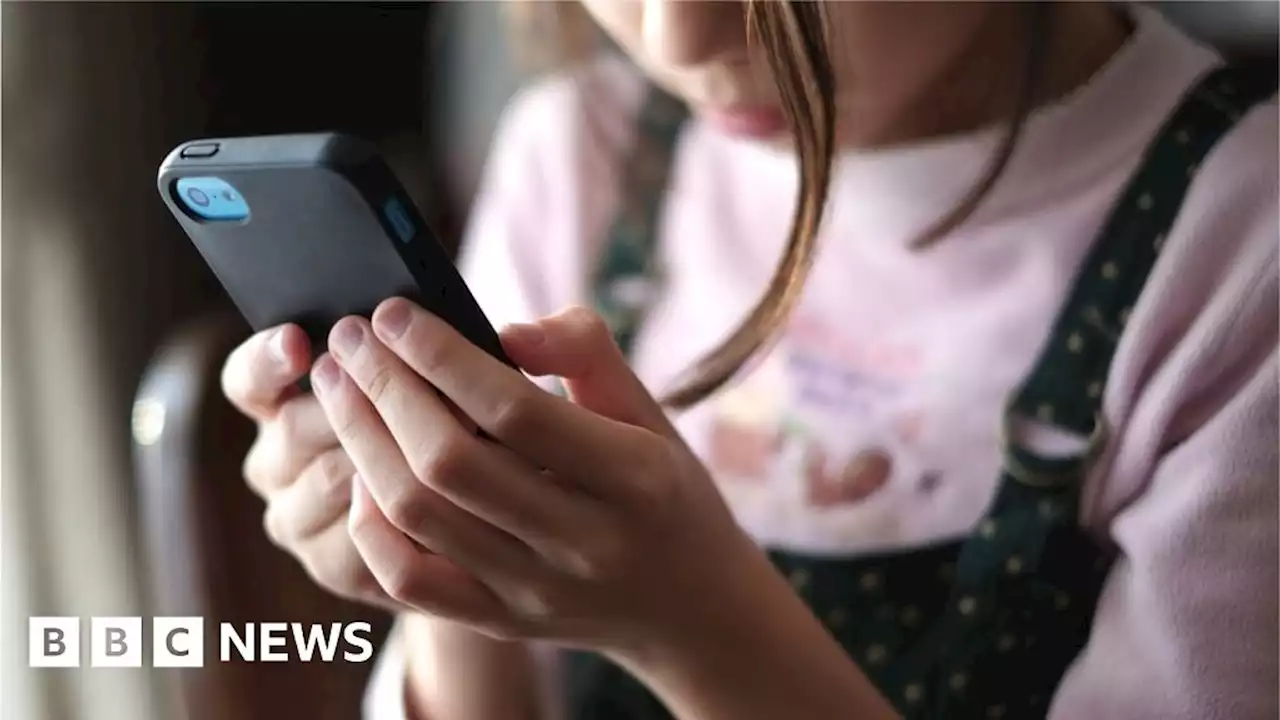 Ofsted boss surprised by pre-teens with smartphones