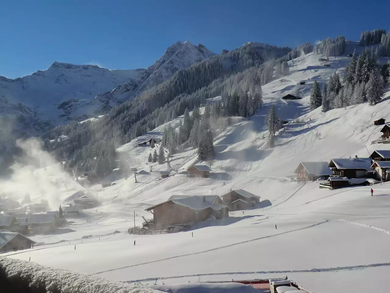 Lawinenabgang in Adelboden – Mit Helikoptern wird nach möglichen Verschütteten gesucht