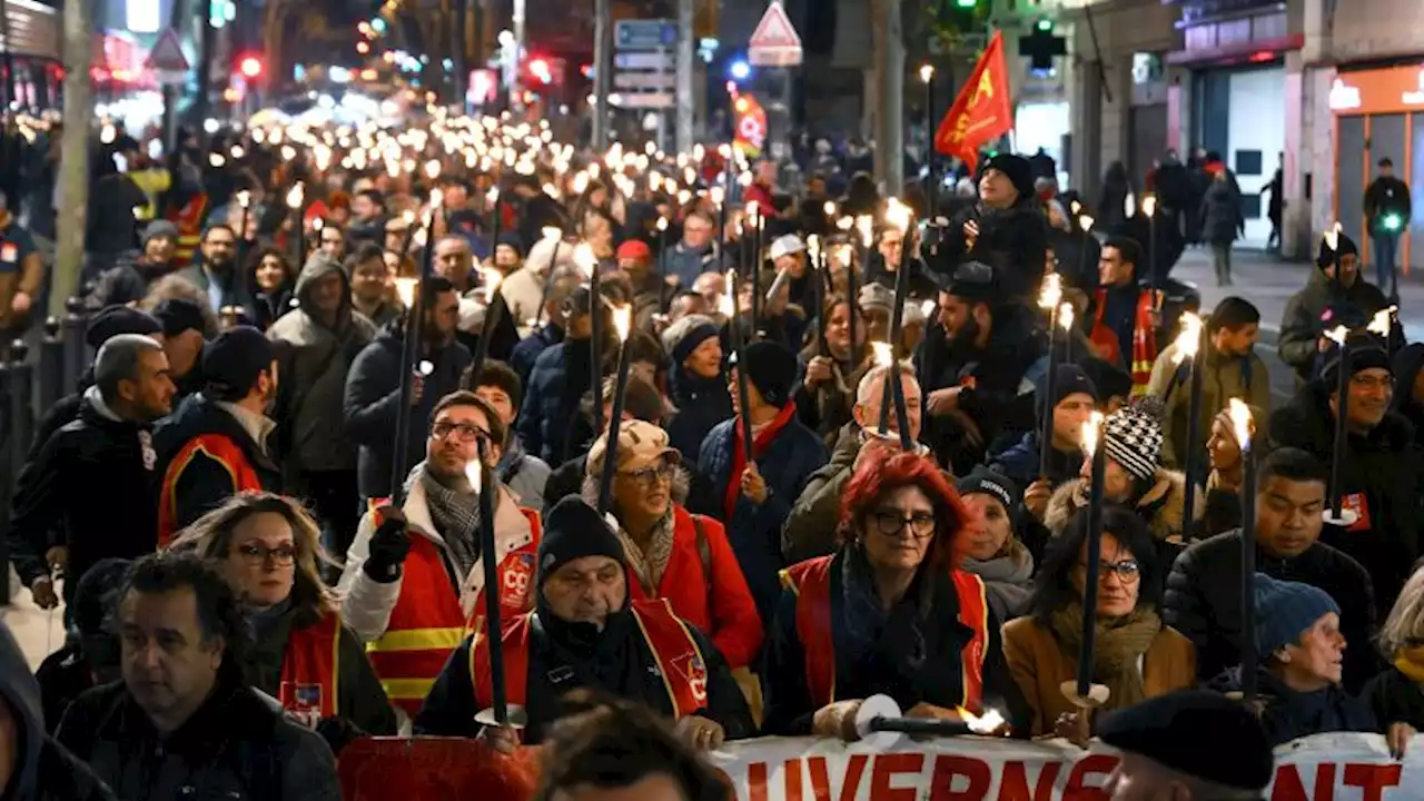 French workers walk out in mass strikes against plans to raise the retirement age | CNN Business