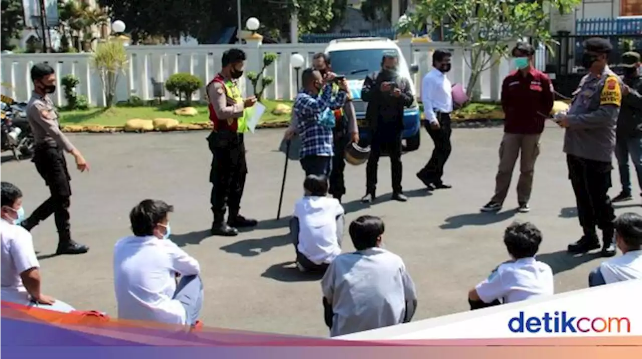 Dibekuk Polisi, Pelajar Bawa Celurit di Jakpus Nangis Diomeli Ortu