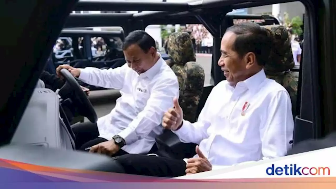 Senyum dan Jempol Jokowi di Samping Prabowo