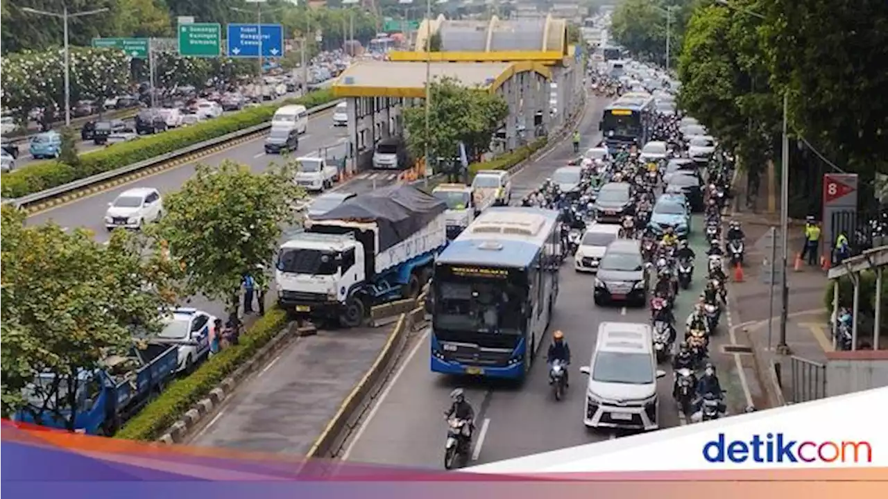 Truk Muatan Tanah Tabrak Separator Busway di Dekat JCC Senayan, Lalin Macet