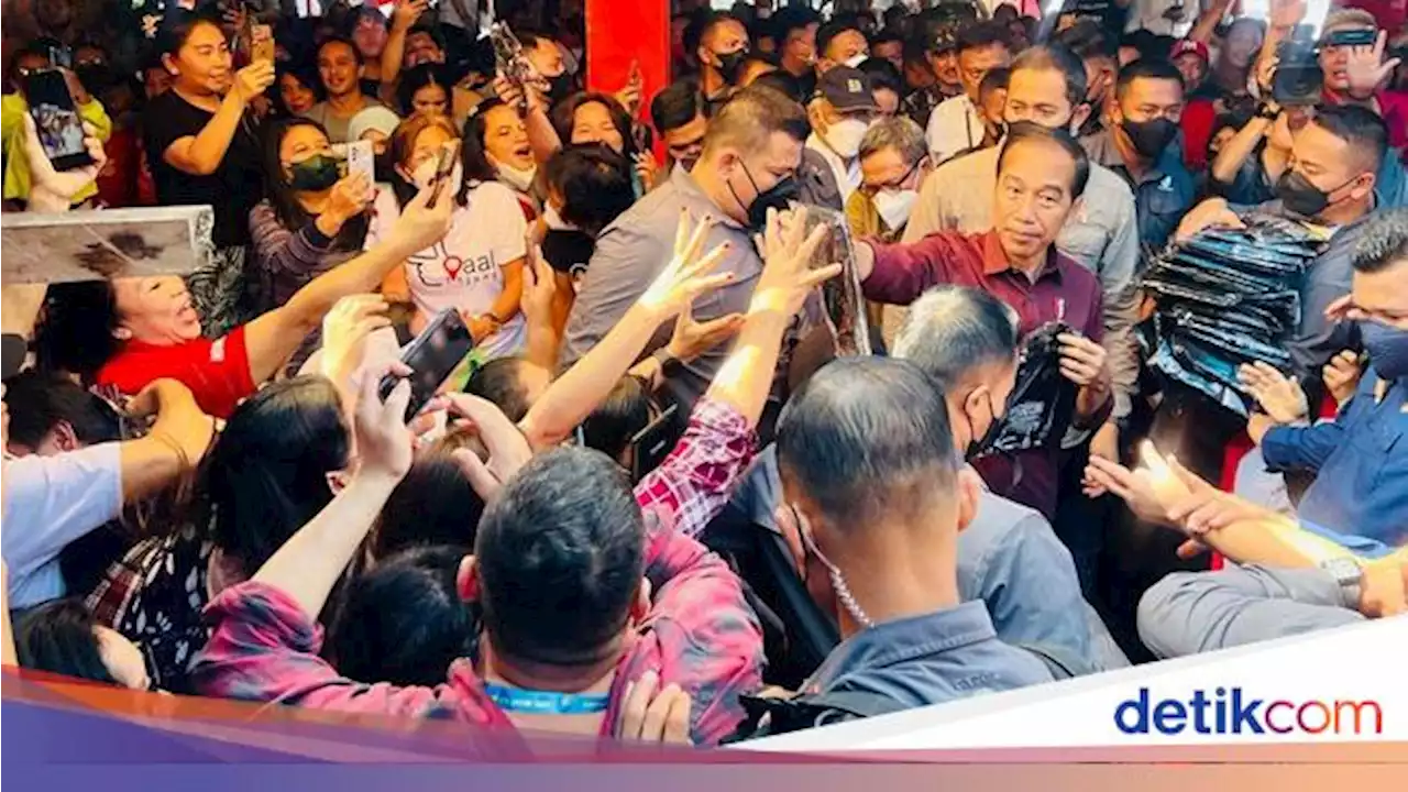 Penampakan Jokowi Jalan Kaki Sambil Bagi-bagi Kaus di Pasar Airmadidi