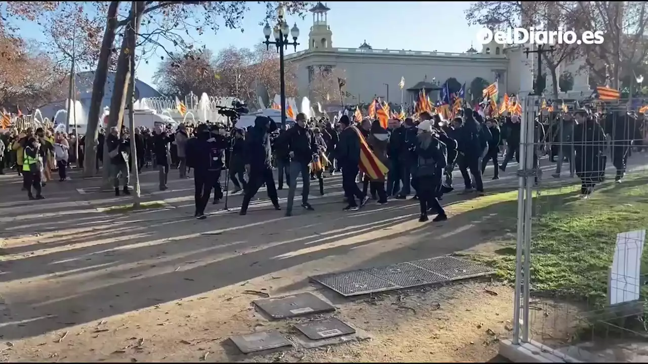 Oriol Junqueras abandona la manifestación independentista ante los abucheos de los manifestantes