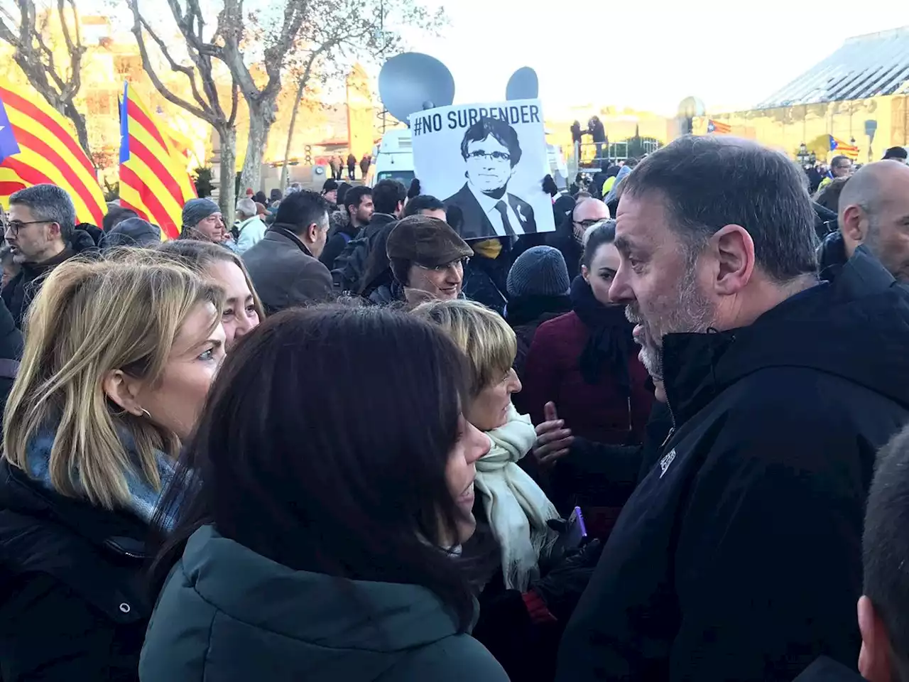 Junqueras abandona la protesta independentista en Barcelona entre gritos y abucheos