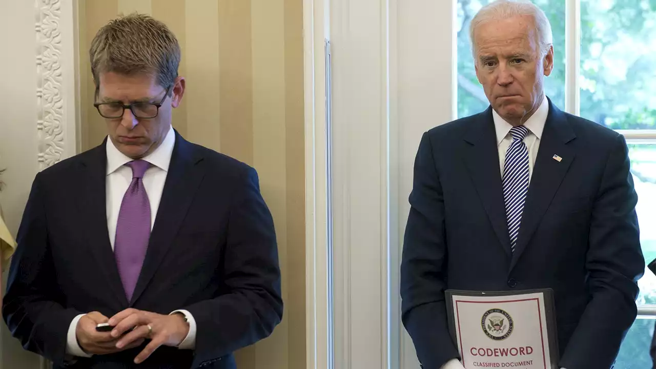 Biden seen holding 'classified document' in resurfaced 2013 photo