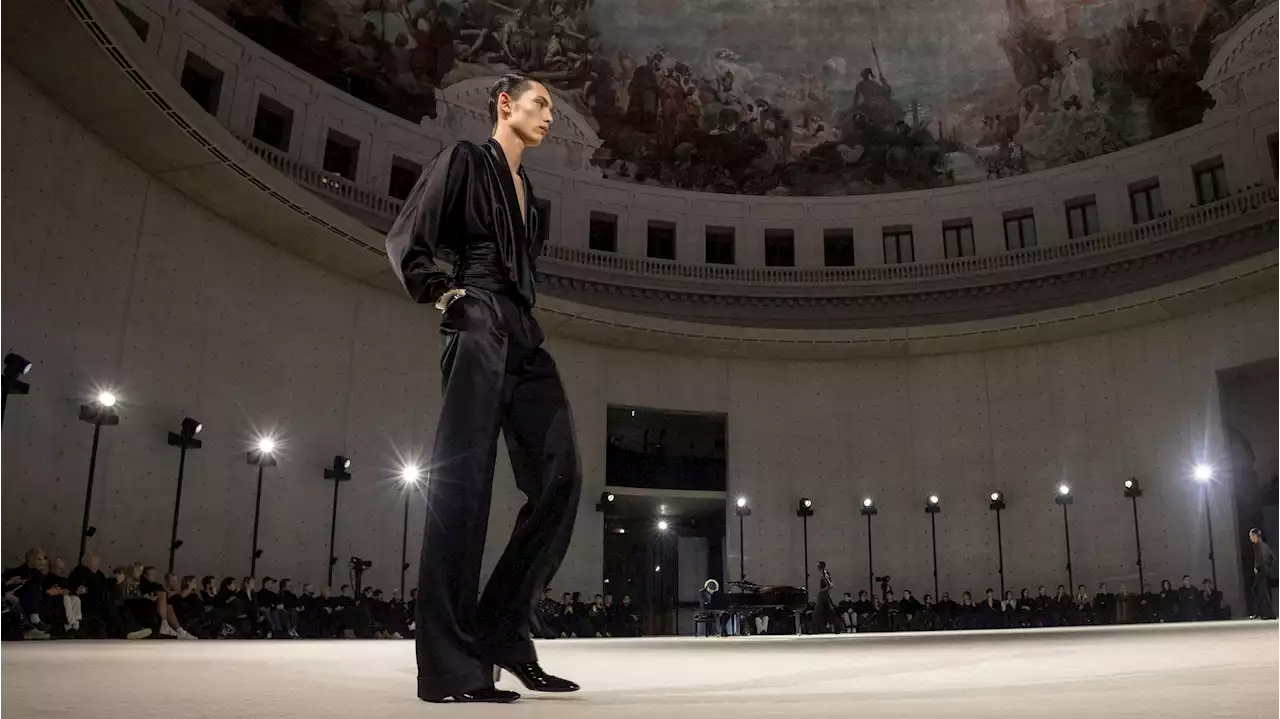 Saint Laurent électrise la Fashion Week masculine de Paris avec un défilé grandiose et haute couture