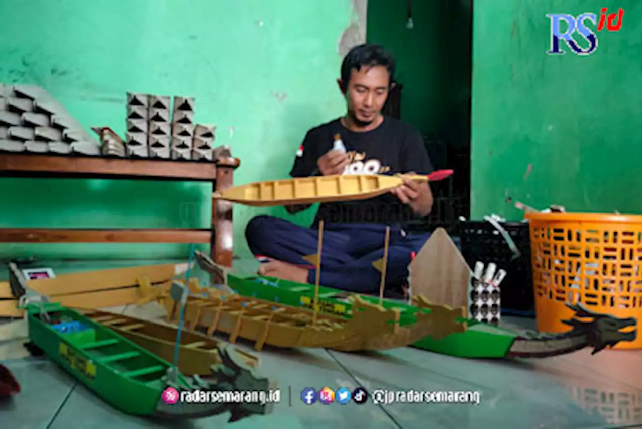 Desain Miniatur Perahu Naga Dikarang Sendiri, Dibuat di Sela Libur Melaut