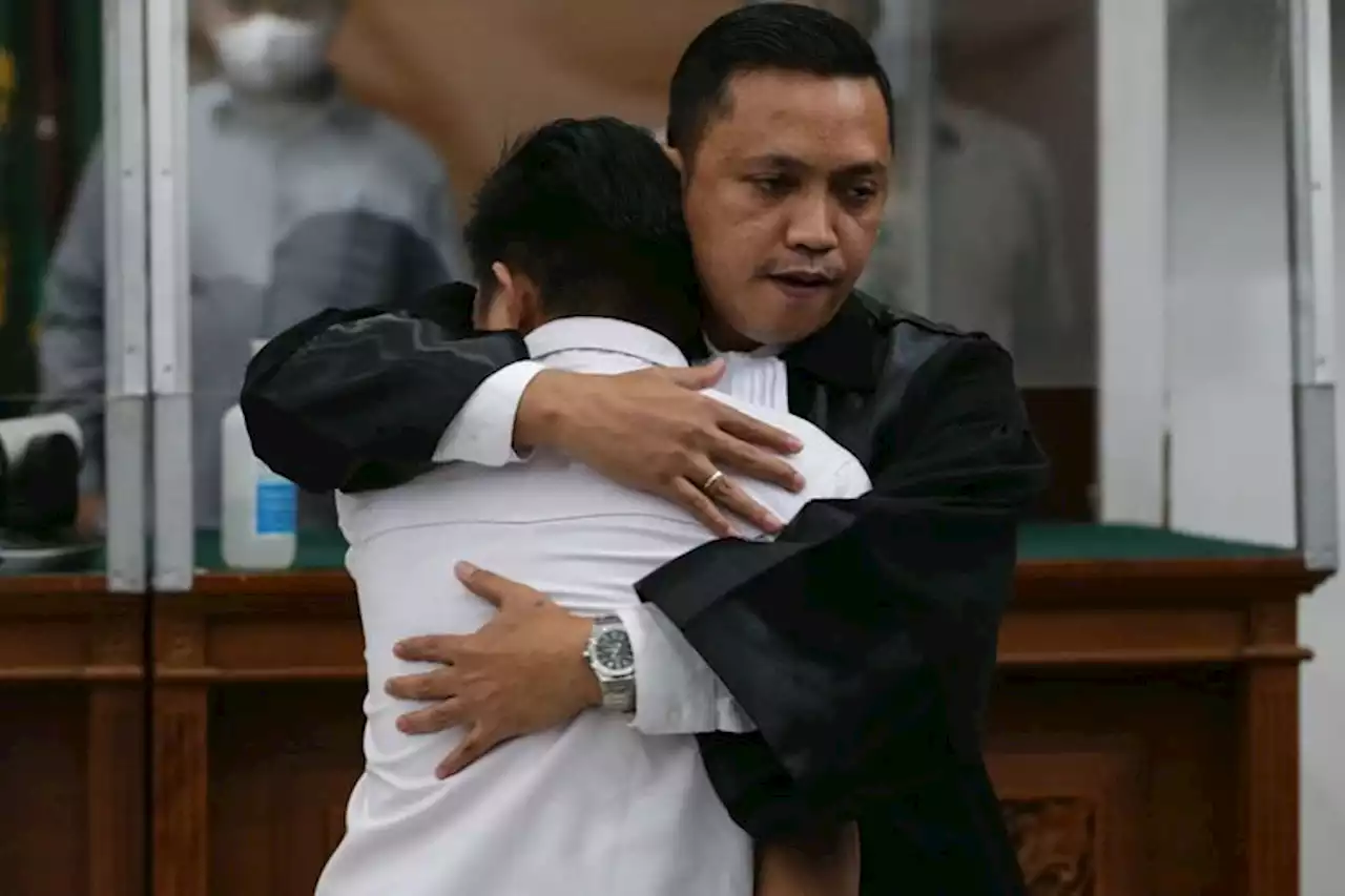 Dituntut Lebih Berat dari Putri, Ricky dan Kuat, Tangis Richard Pecah di Pelukan Pengacara