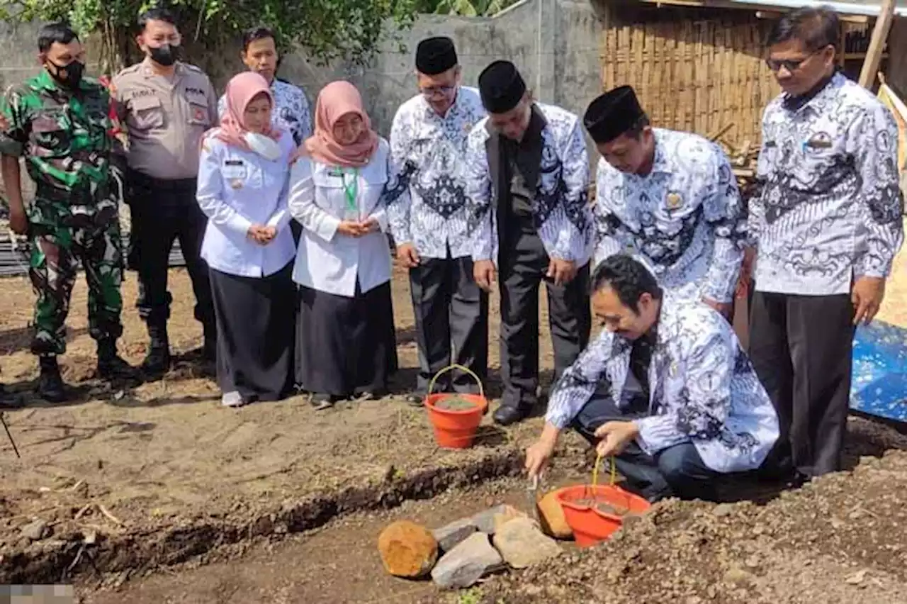 Peletakan Batu Pertama Pembangunan Gedung Baru SMK PGRI 4 Pasuruan