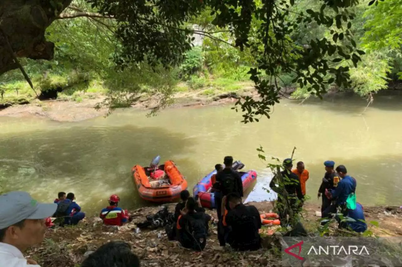 Bocah yang Hanyut di Kali Ciliwung Belum Ditemukan