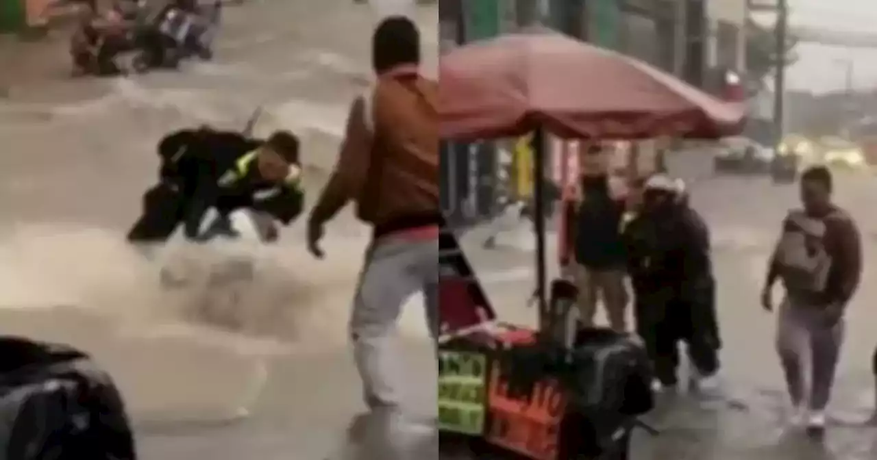 Video: Policía rescató a una mujer que fue arrastrada por una corriente de agua en Bogotá