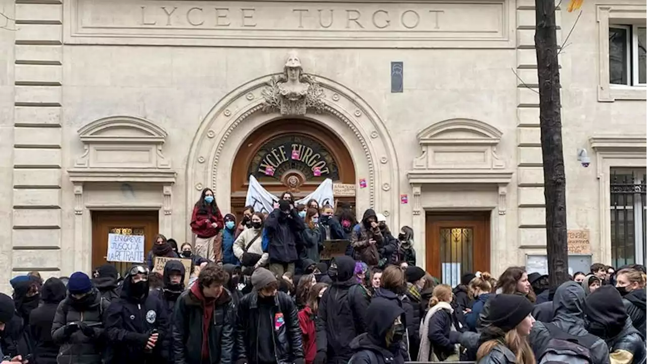 «Nous sommes contre la réforme des retraites et Parcoursup»: à Paris, des jeunes bloquent des lycées