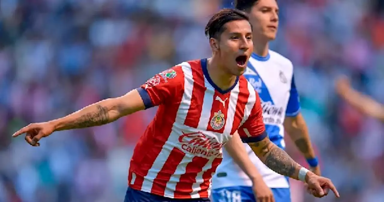 ¿Quién sustituirá a Alexis Vega en la delantera de Chivas?