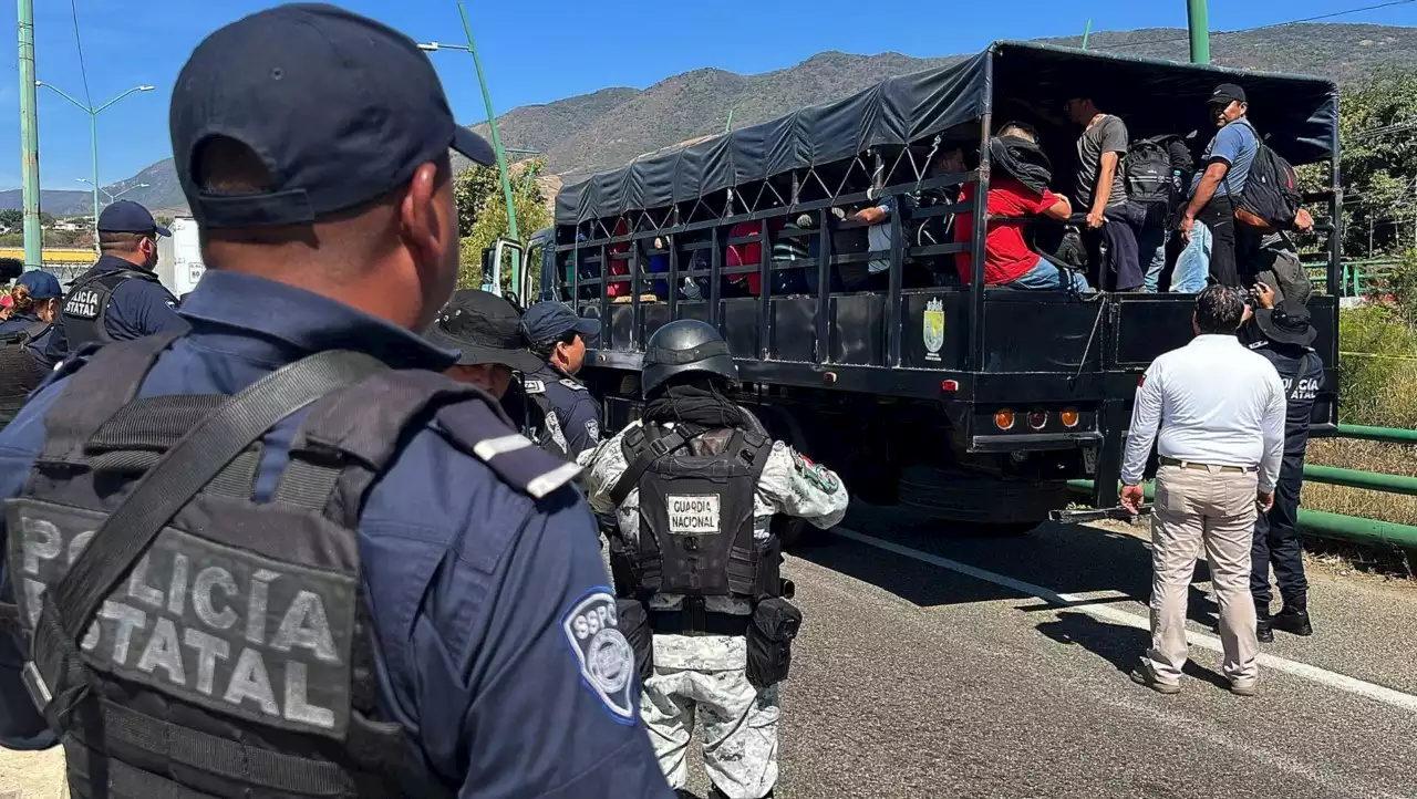 Hallan a más de 250 migrantes hacinados en un tráiler en el sur de México