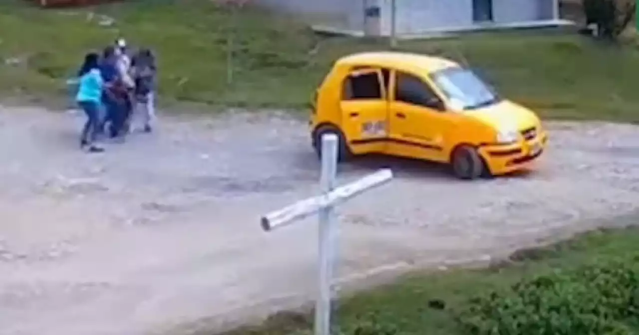 Taxista atropelló a adulto mayor en Antioquia mientras reversaba el vehículo: impactante video