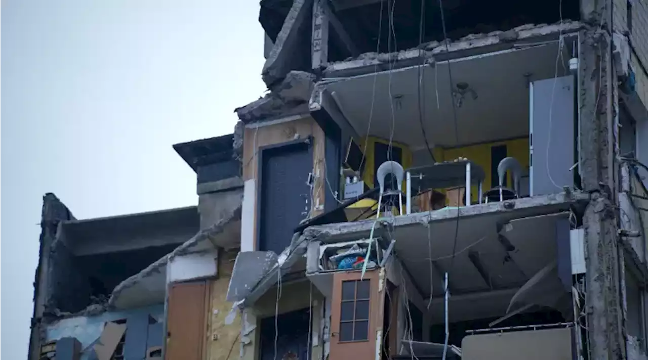 Imagen devastadora: mujer rompe en llanto entre las ruinas que deja la guerra en Ucrania