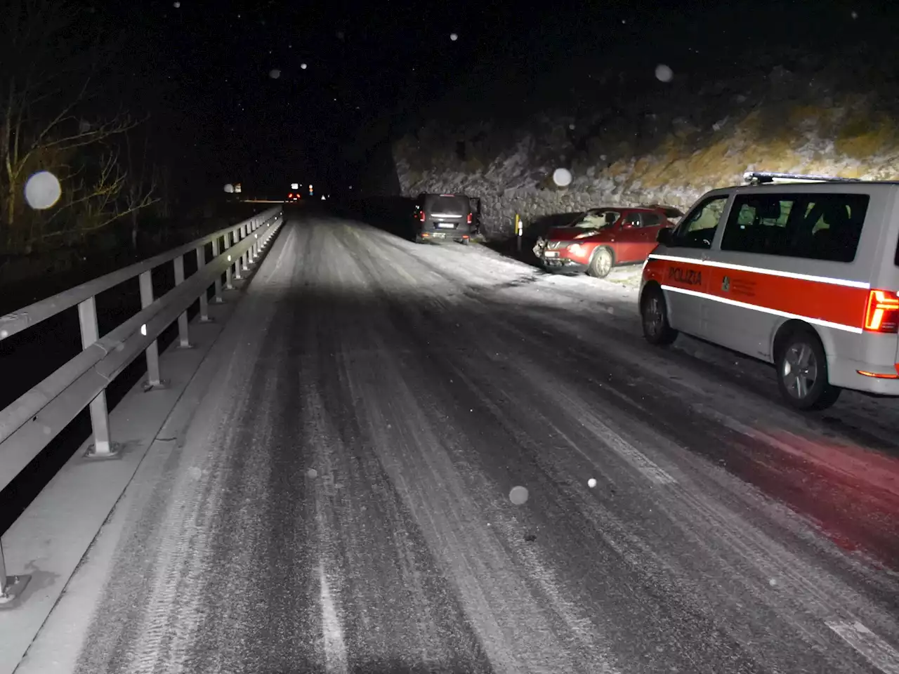 Sagogn GR: Kollision auf schneebedeckter Fahrbahn