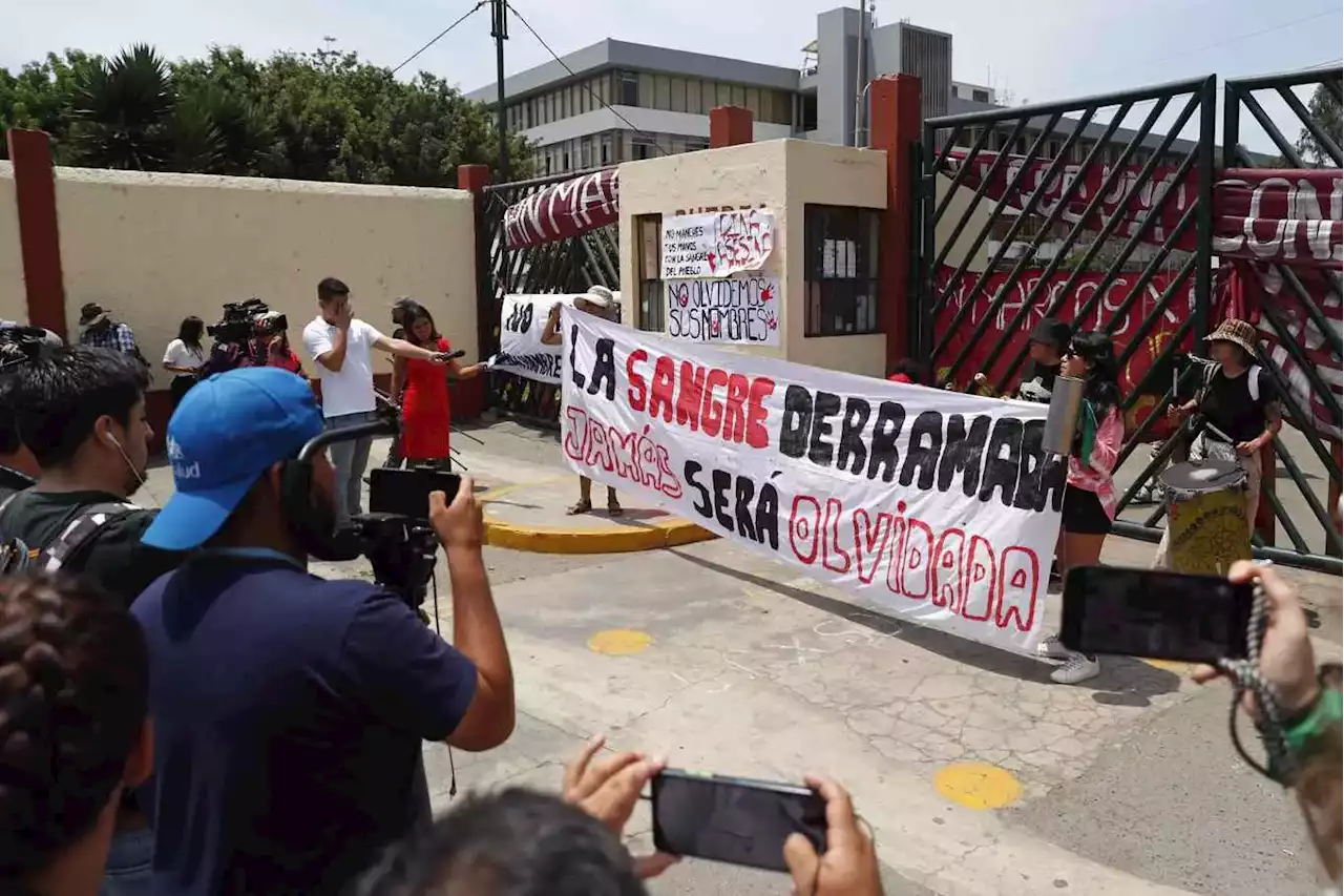 Los manifestantes peruanos llegan a Lima y toman la Universidad de San Marcos