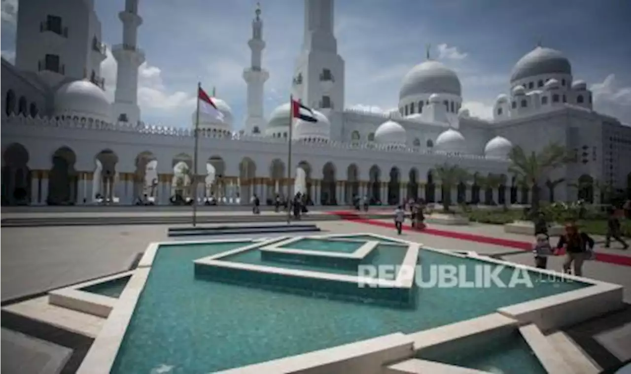 Belum Dibuka, Pengunjung Masjid Sheikh Zayed Sudah Ribuan Tiap Hari |Republika Online