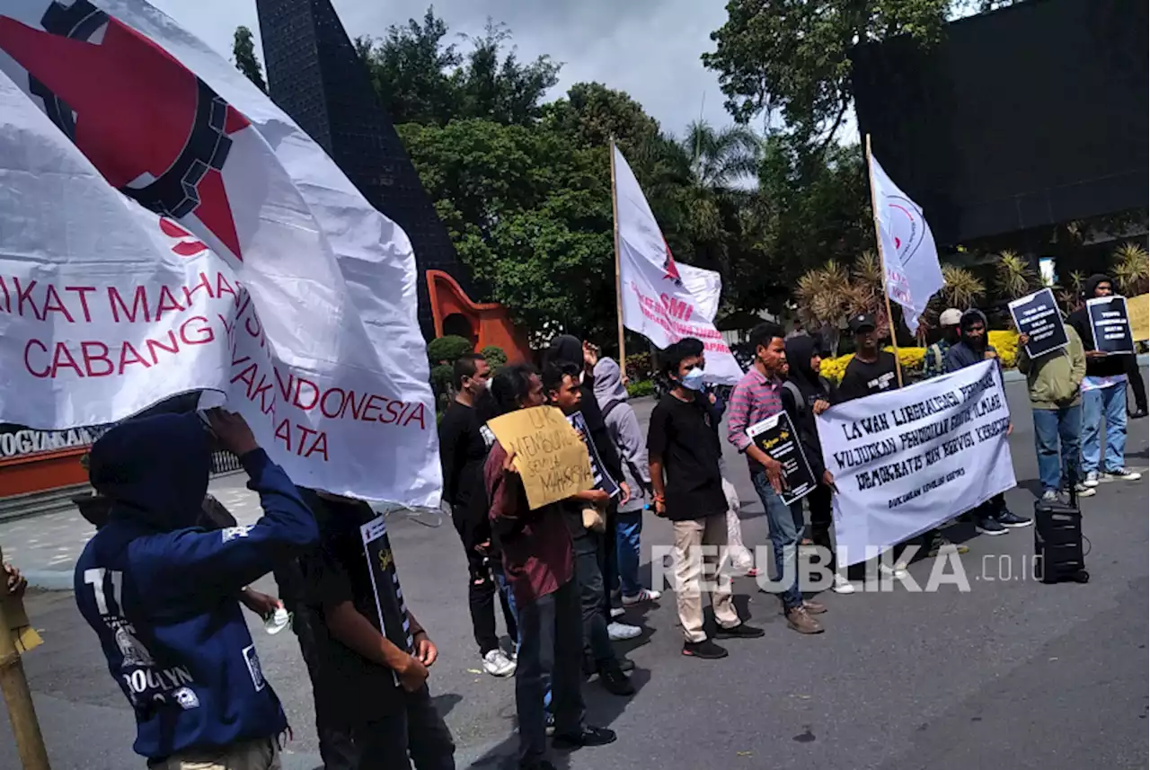 Gelar Unjuk Rasa di Depan UNY, SMI Tuntut Perbaikan Sistem Pembayaran UKT |Republika Online