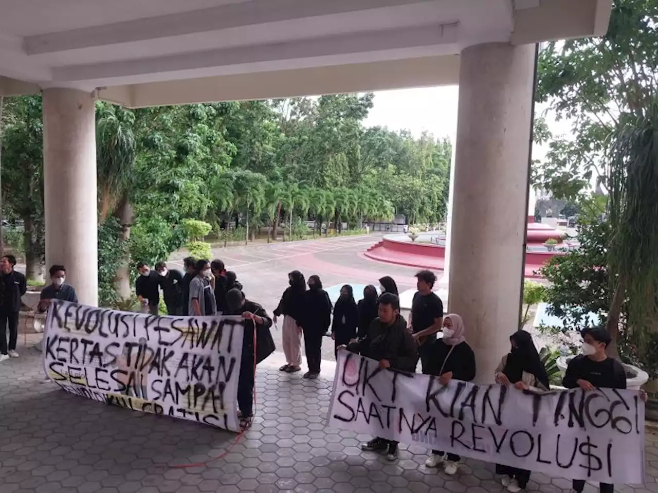 Sambangi Gedung Rektorat, Mahasiswa UNY Sampaikan Sejumlah Tuntutan |Republika Online