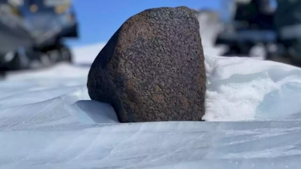 Hallan uno de los meteoritos más grandes jamás encontrados en la Antártida