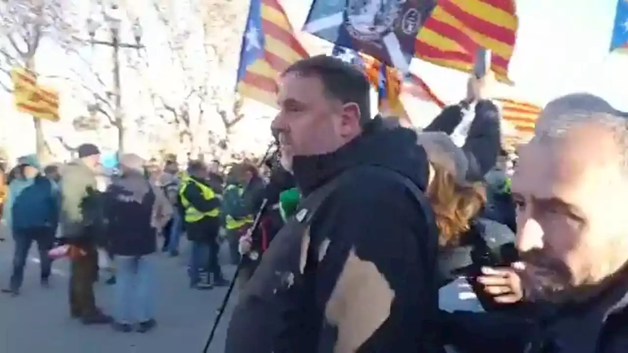 Insultos y gritos de 'fuera' a Junqueras en la manifestación independentista contra la cumbre hispano-francesa